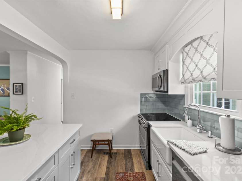 301 Wakefield Drive, Charlotte, NC 28209.  MLS# CAR4285273, YatesRealty ID 31534. Loads of light and prep/counter space