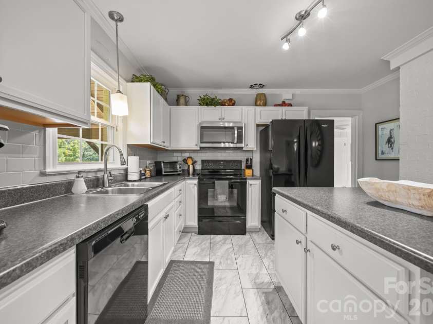 9256 US Highway 311 Highway, Archdale, NC 27263.  MLS# CAR4395559, YatesRealty ID 31534. 