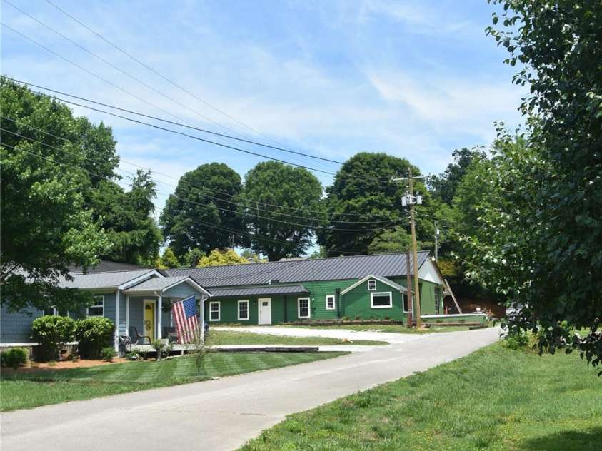68 Circle Drive, Marion, NC 28752.  MLS# CAR4395560, YatesRealty ID 31536. Drive up view.