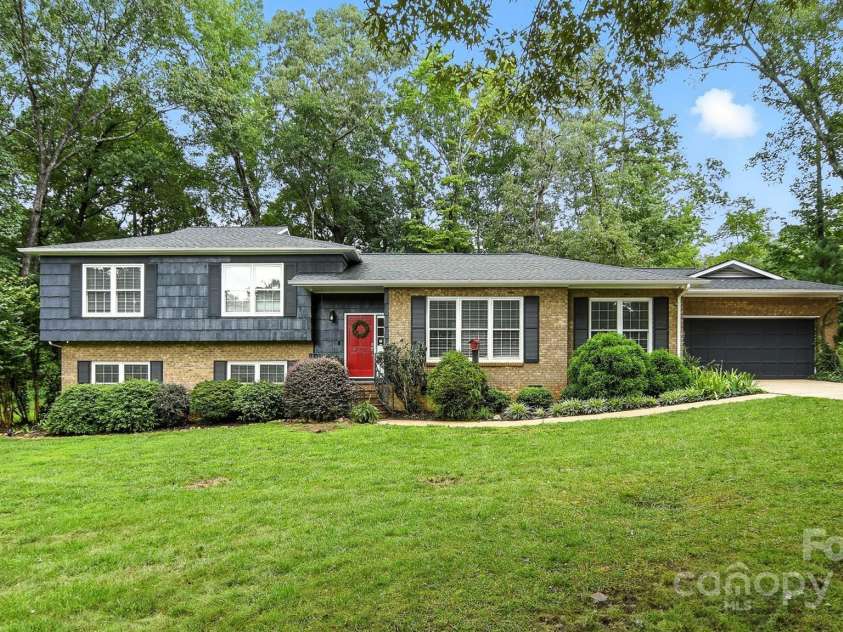 4035 Wandering Lane, Hickory, NC 28601.  MLS# CAR4289807, YatesRealty ID 31537. 