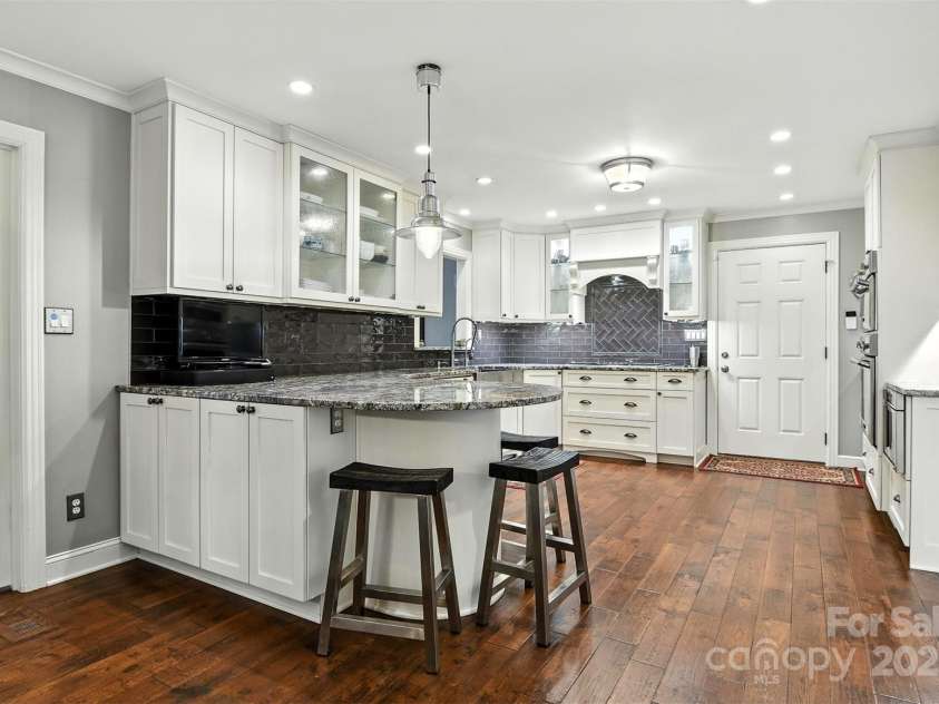 4035 Wandering Lane, Hickory, NC 28601.  MLS# CAR4289807, YatesRealty ID 31537. 