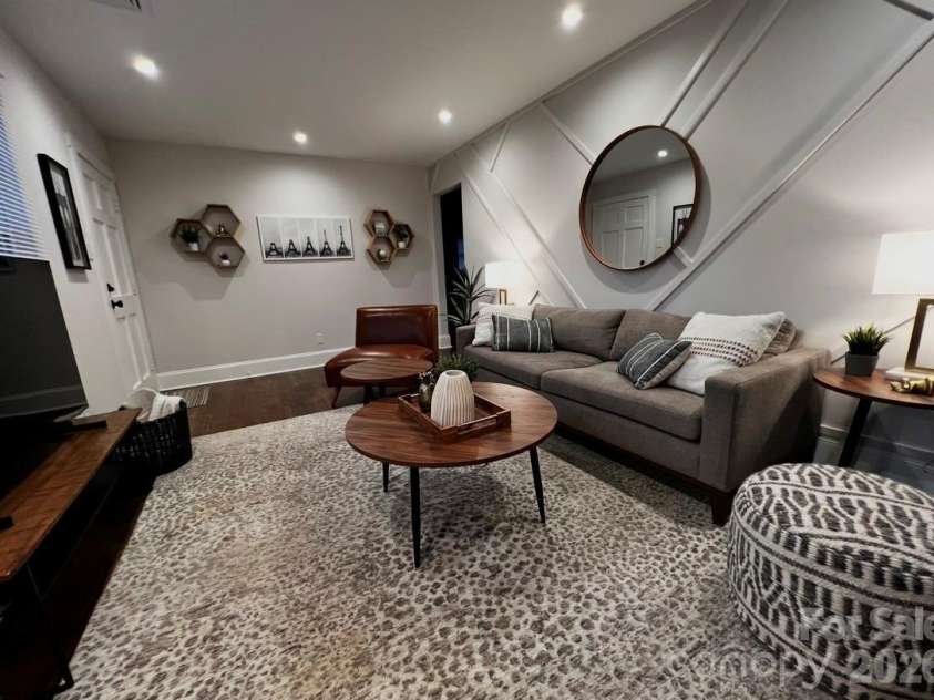 523 Kenlough Drive, Charlotte, NC 28209.  MLS# CAR4395390, YatesRealty ID 31537. 