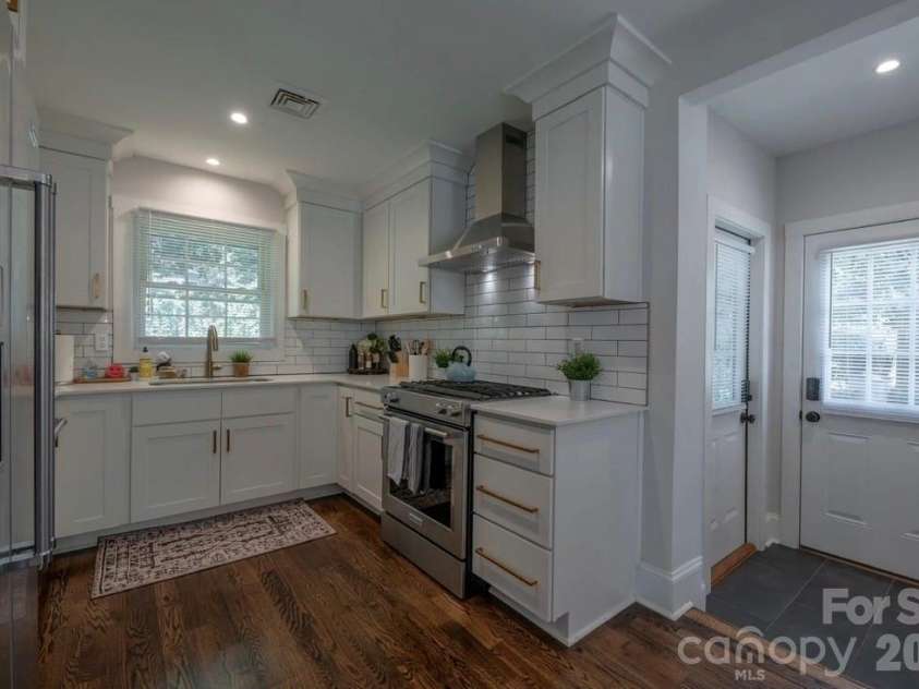 523 Kenlough Drive, Charlotte, NC 28209.  MLS# CAR4395390, YatesRealty ID 31537. 