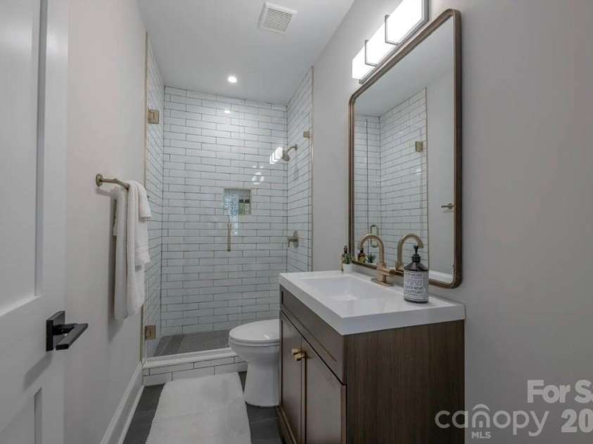 523 Kenlough Drive, Charlotte, NC 28209.  MLS# CAR4395390, YatesRealty ID 31537. 
