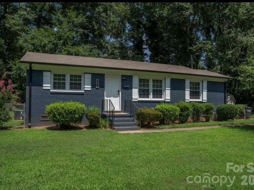 523 Kenlough Drive, Charlotte, NC 28209.  MLS# CAR4395390, YatesRealty ID 31537. 