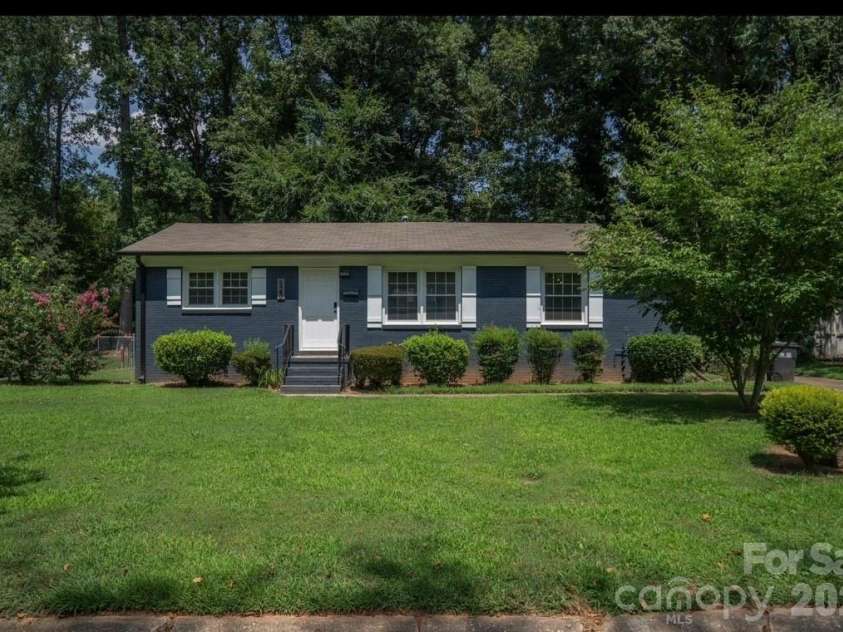 523 Kenlough Drive, Charlotte, NC 28209.  MLS# CAR4395390, YatesRealty ID 31537. 