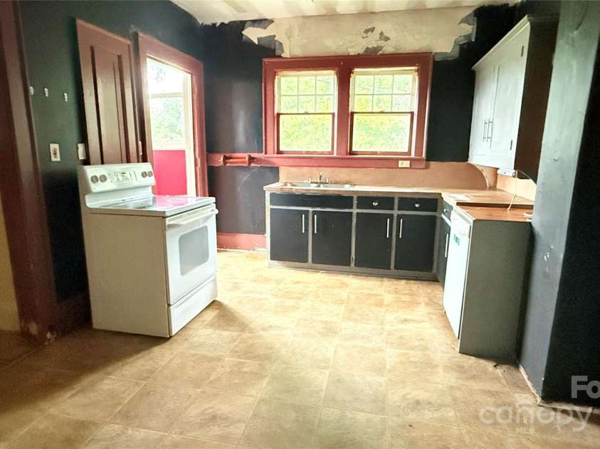 701 Carbon City Road, Morganton, NC 28655.  MLS# CAR4287557, YatesRealty ID 31538. 