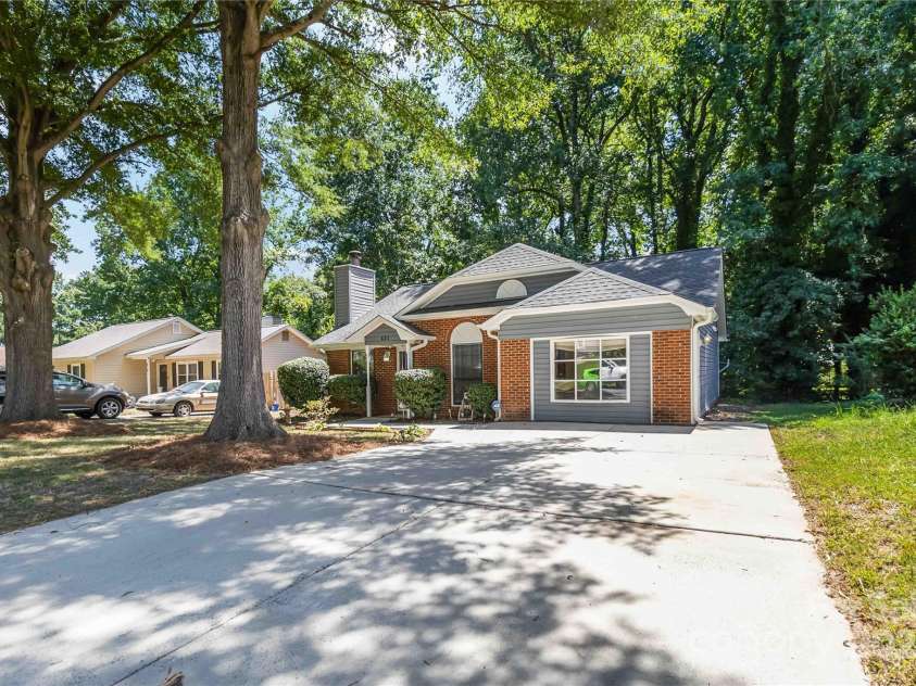 621 Pennwood Lane, Charlotte, NC 28215.  MLS# CAR4280982, YatesRealty ID 31540. 