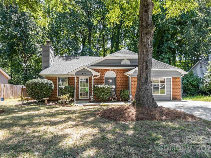 621 Pennwood Lane, Charlotte, NC 28215.  MLS# CAR4280982, YatesRealty ID 31540. 