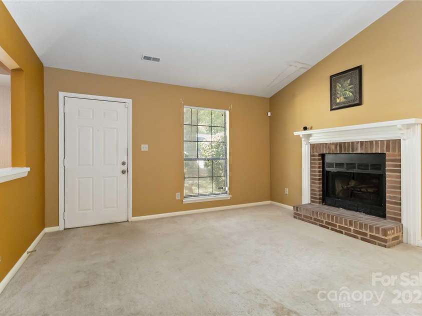 621 Pennwood Lane, Charlotte, NC 28215.  MLS# CAR4280982, YatesRealty ID 31540. 