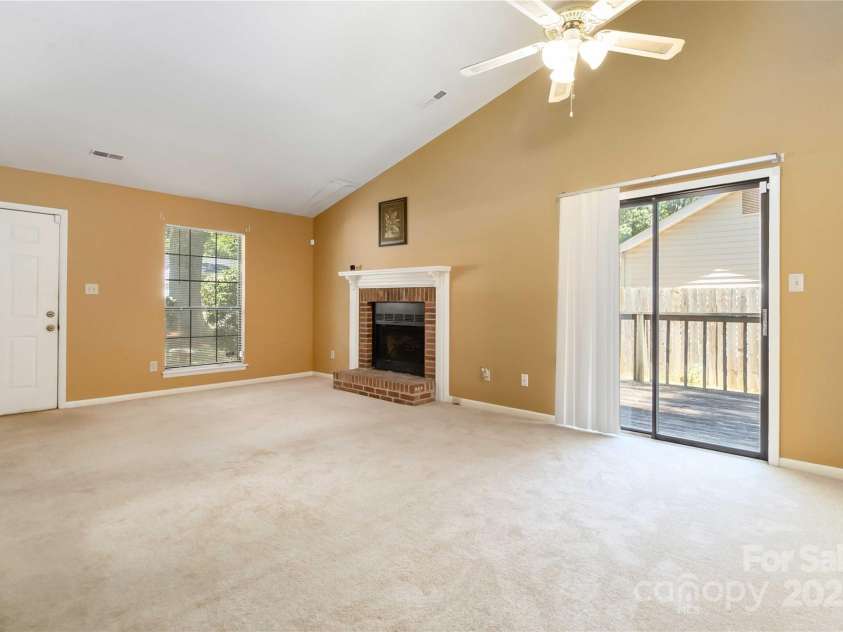 621 Pennwood Lane, Charlotte, NC 28215.  MLS# CAR4280982, YatesRealty ID 31540. 