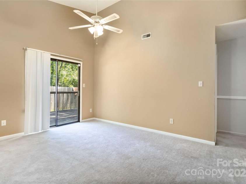 621 Pennwood Lane, Charlotte, NC 28215.  MLS# CAR4280982, YatesRealty ID 31540. 