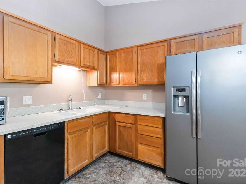 621 Pennwood Lane, Charlotte, NC 28215.  MLS# CAR4280982, YatesRealty ID 31540. 