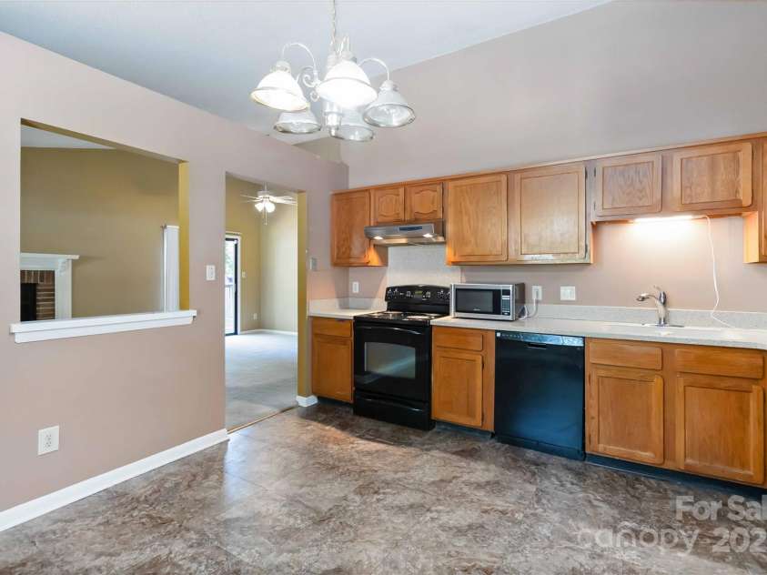 621 Pennwood Lane, Charlotte, NC 28215.  MLS# CAR4280982, YatesRealty ID 31540. 