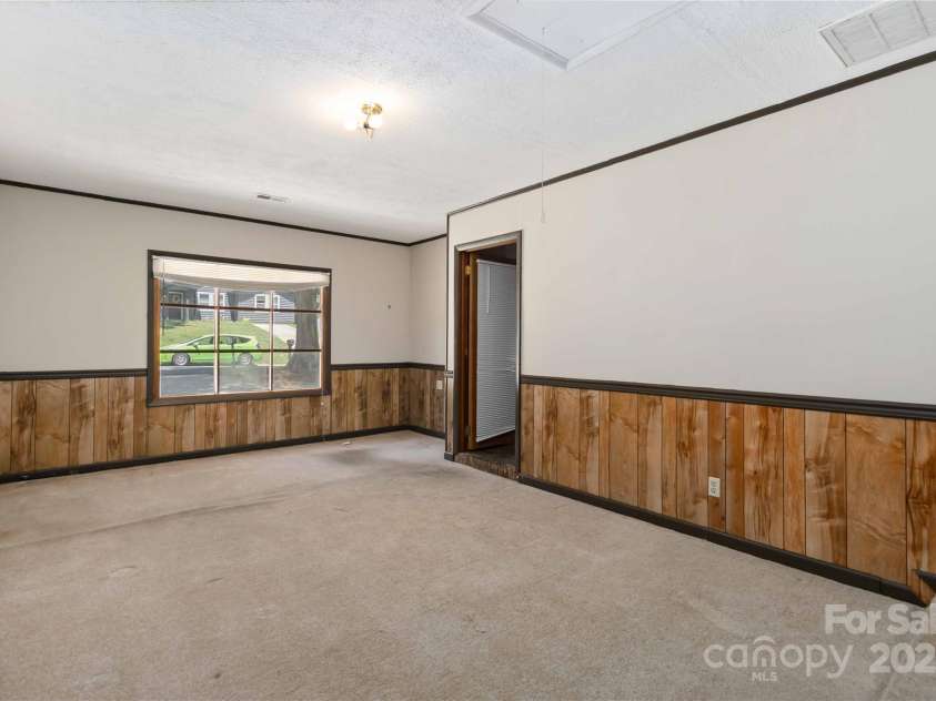 621 Pennwood Lane, Charlotte, NC 28215.  MLS# CAR4280982, YatesRealty ID 31540. 