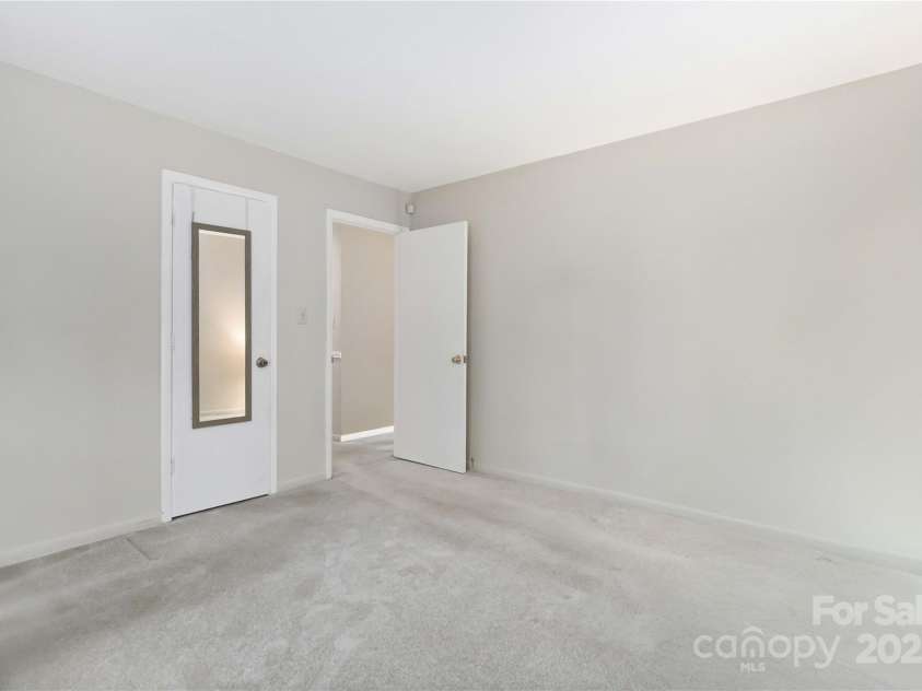 621 Pennwood Lane, Charlotte, NC 28215.  MLS# CAR4280982, YatesRealty ID 31540. 