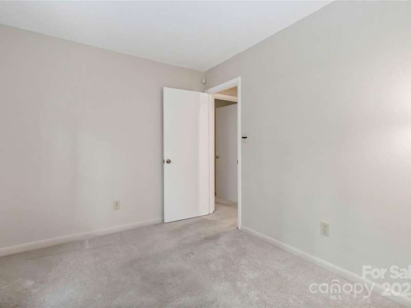 621 Pennwood Lane, Charlotte, NC 28215.  MLS# CAR4280982, YatesRealty ID 31540. 