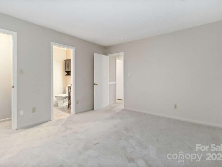 621 Pennwood Lane, Charlotte, NC 28215.  MLS# CAR4280982, YatesRealty ID 31540. 