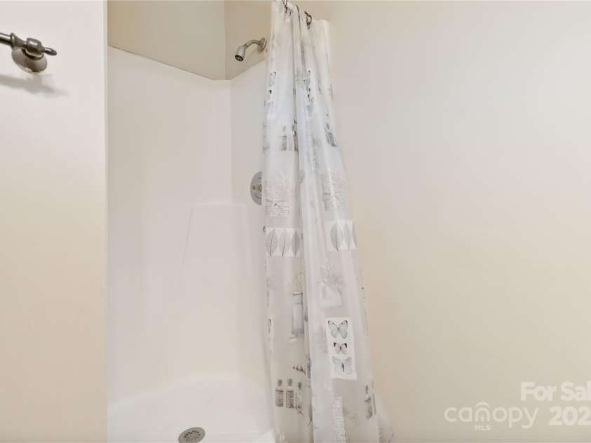 621 Pennwood Lane, Charlotte, NC 28215.  MLS# CAR4280982, YatesRealty ID 31540. 