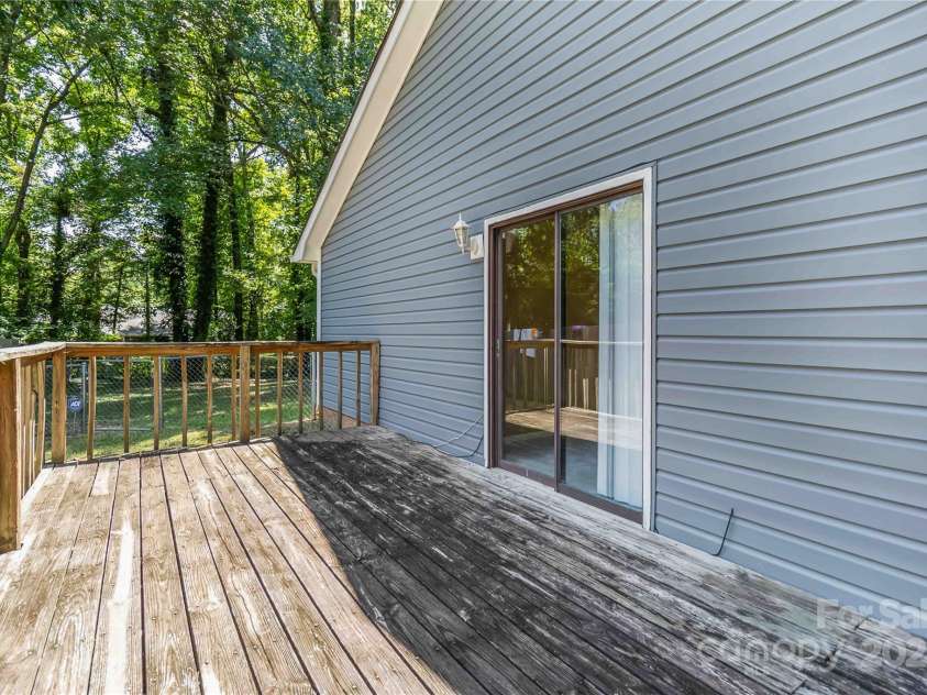 621 Pennwood Lane, Charlotte, NC 28215.  MLS# CAR4280982, YatesRealty ID 31540. 