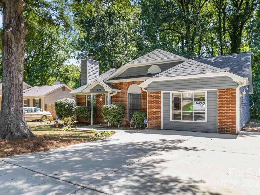 621 Pennwood Lane, Charlotte, NC 28215.  MLS# CAR4280982, YatesRealty ID 31540. 