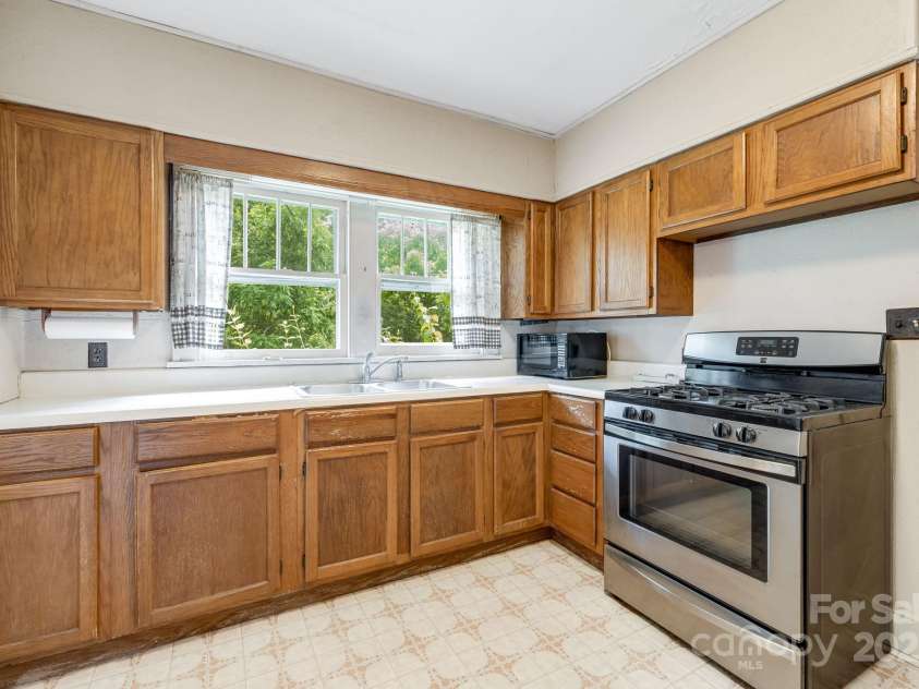 101 Eller Ford Road, Weaverville, NC 28787.  MLS# CAR4287431, YatesRealty ID 31543. 