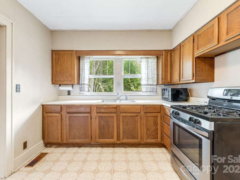 101 Eller Ford Road, Weaverville, NC 28787.  MLS# CAR4287431, YatesRealty ID 31543. 