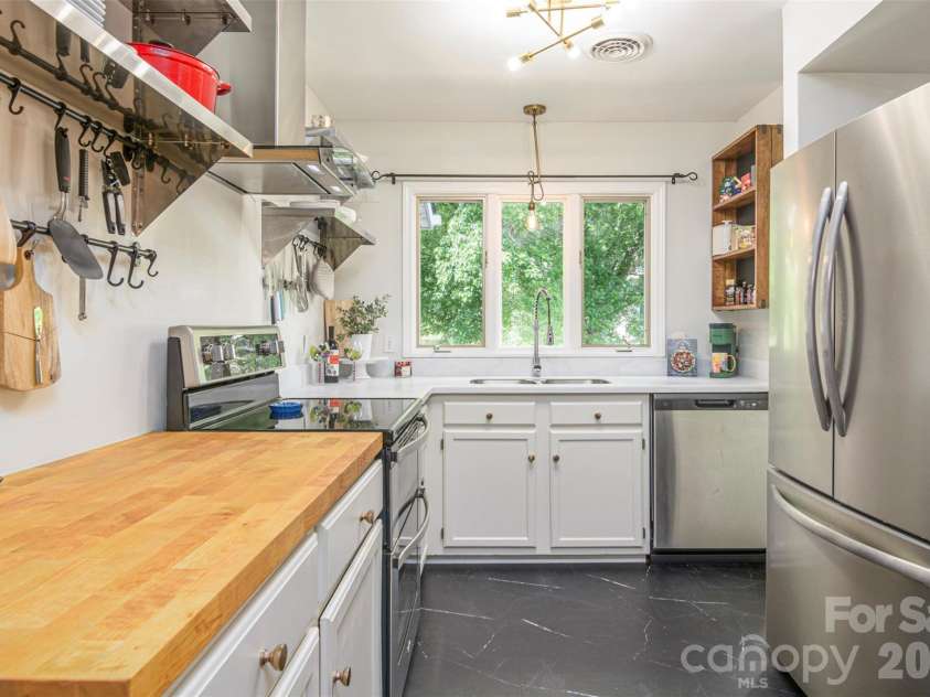 461 Britton Creek Drive, Hendersonville, NC 28791.  MLS# CAR4395231, YatesRealty ID 31549. 