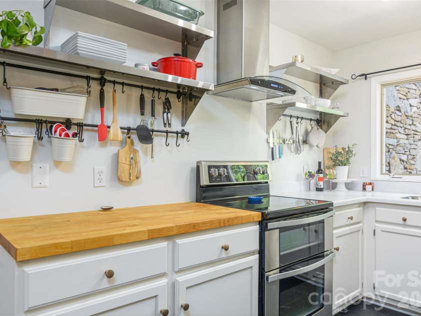 461 Britton Creek Drive, Hendersonville, NC 28791.  MLS# CAR4395231, YatesRealty ID 31549. 