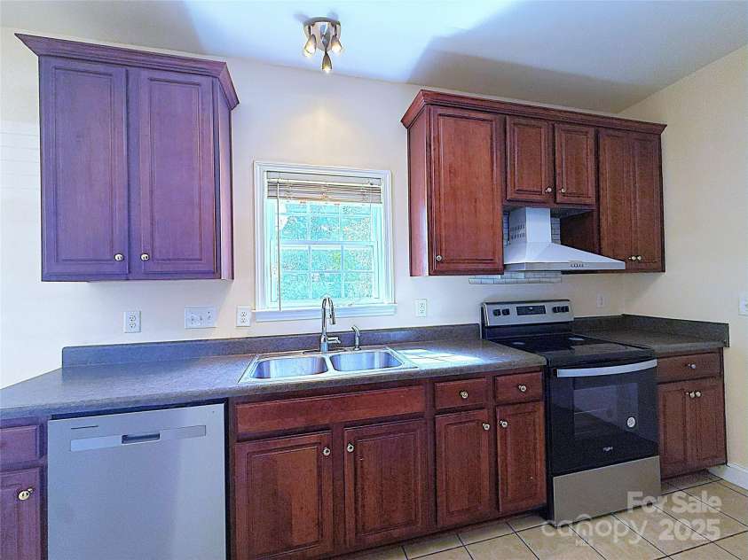 9718 E W T HARRIS Boulevard, Charlotte, NC 28227.  MLS# CAR4280306, YatesRealty ID 31549. 