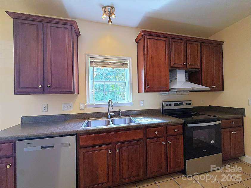 9718 E W T HARRIS Boulevard, Charlotte, NC 28227.  MLS# CAR4280306, YatesRealty ID 31549. 