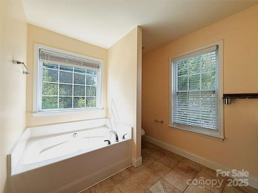 9718 E W T HARRIS Boulevard, Charlotte, NC 28227.  MLS# CAR4280306, YatesRealty ID 31549. 