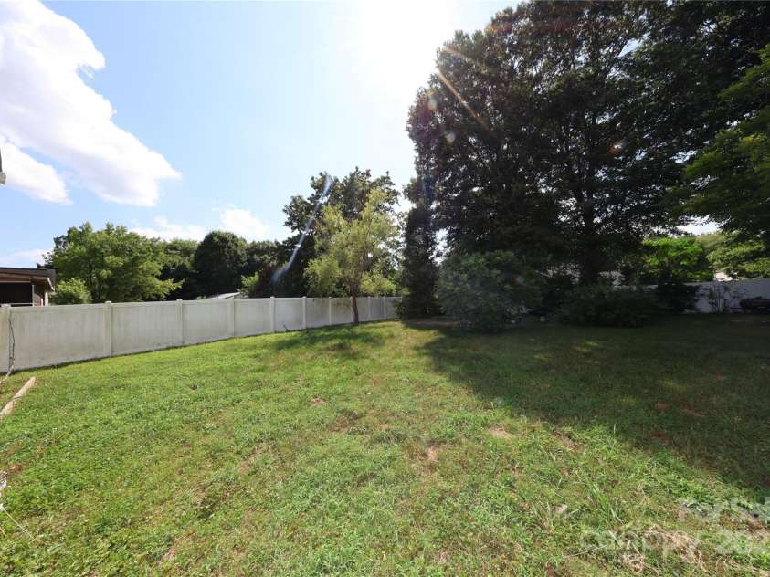 9718 E W T HARRIS Boulevard, Charlotte, NC 28227.  MLS# CAR4280306, YatesRealty ID 31549. 