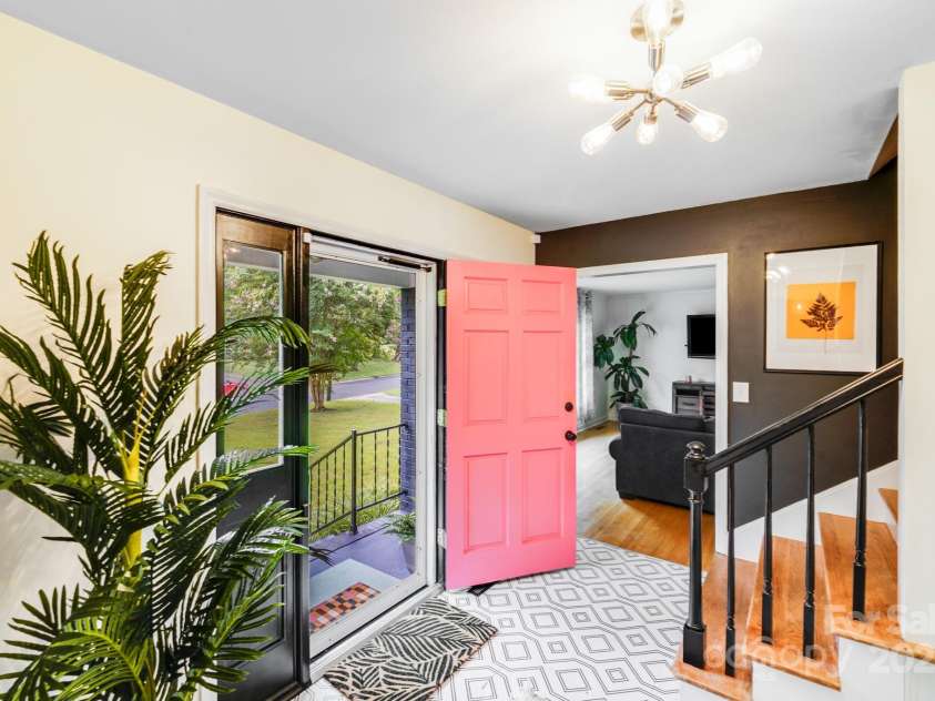 6832 April Lane, Charlotte, NC 28215.  MLS# CAR4289704, YatesRealty ID 31552. 