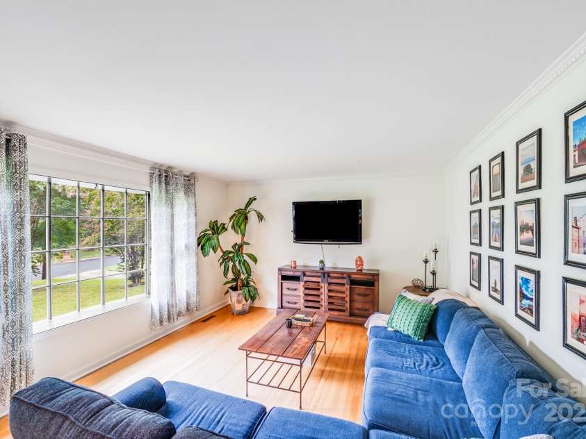 6832 April Lane, Charlotte, NC 28215.  MLS# CAR4289704, YatesRealty ID 31552. 