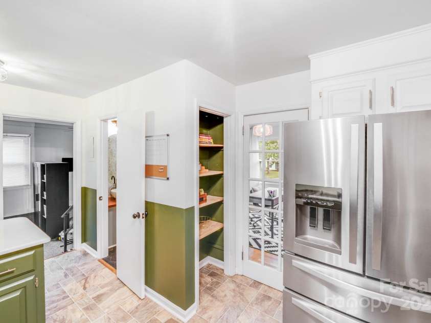 6832 April Lane, Charlotte, NC 28215.  MLS# CAR4289704, YatesRealty ID 31552. 