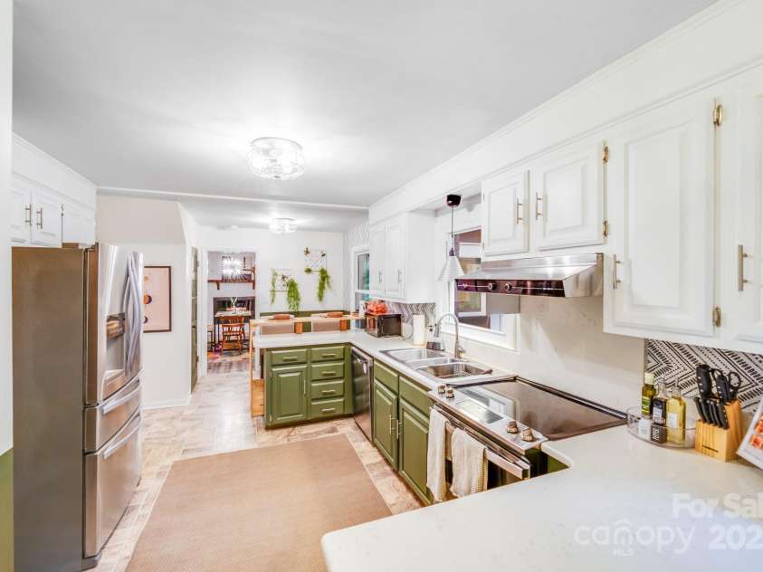 6832 April Lane, Charlotte, NC 28215.  MLS# CAR4289704, YatesRealty ID 31552. 