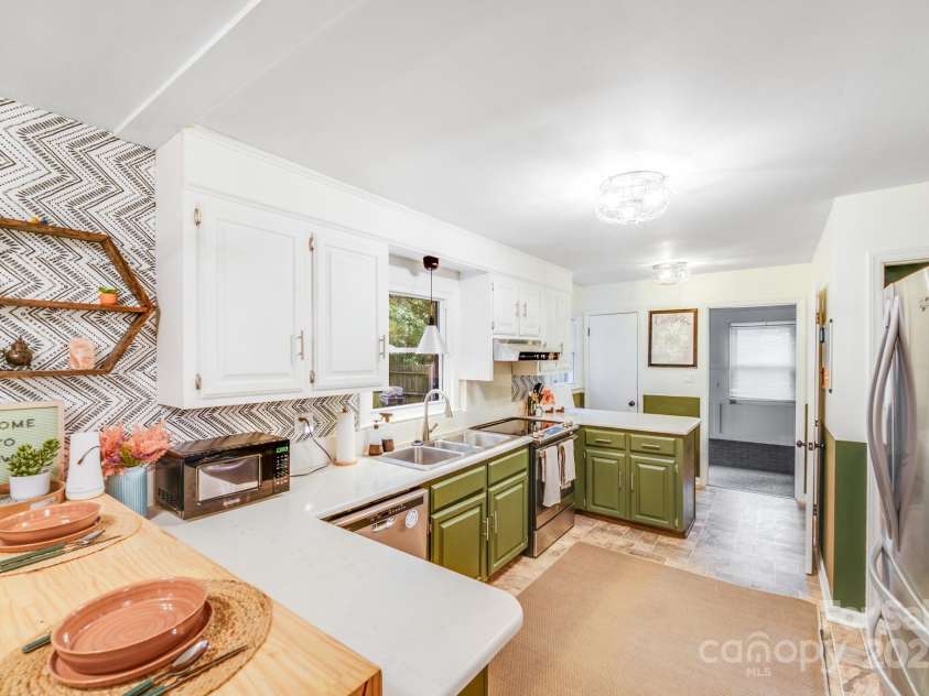 6832 April Lane, Charlotte, NC 28215.  MLS# CAR4289704, YatesRealty ID 31552. 