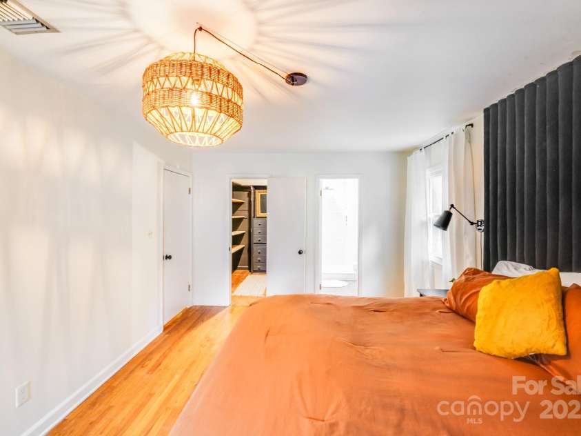 6832 April Lane, Charlotte, NC 28215.  MLS# CAR4289704, YatesRealty ID 31552. 