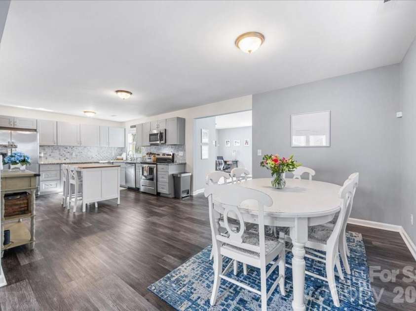 4914 Glenbrier Drive, Charlotte, NC 28212.  MLS# CAR4384998, YatesRealty ID 31554. Dining area adjacent to kitchen
