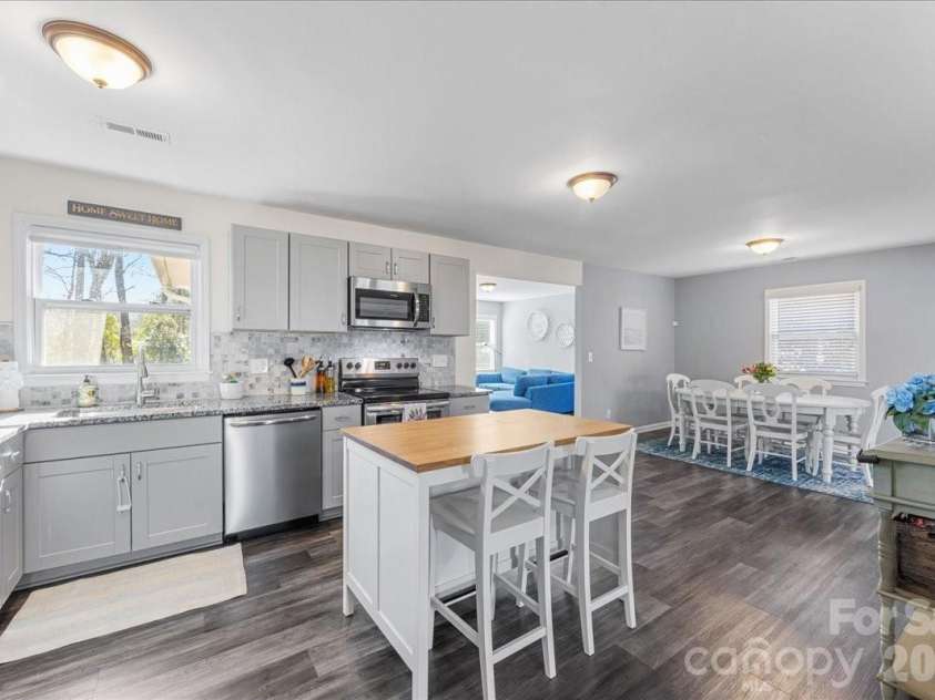 4914 Glenbrier Drive, Charlotte, NC 28212.  MLS# CAR4384998, YatesRealty ID 31554. Granite countertops