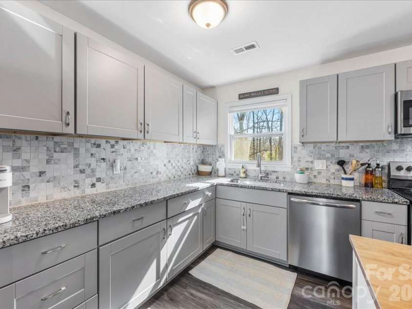 4914 Glenbrier Drive, Charlotte, NC 28212.  MLS# CAR4384998, YatesRealty ID 31554. Nice updated cabinetry