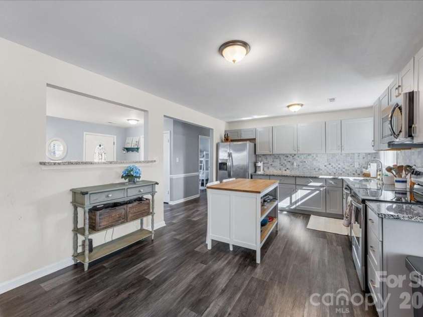4914 Glenbrier Drive, Charlotte, NC 28212.  MLS# CAR4384998, YatesRealty ID 31554. Recently remodeled kitchen