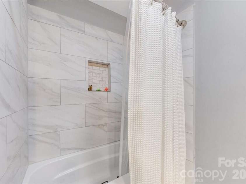 4914 Glenbrier Drive, Charlotte, NC 28212.  MLS# CAR4384998, YatesRealty ID 31554. Shower/Tub in second bath