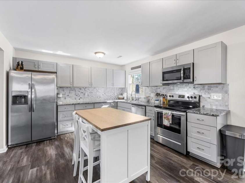 4914 Glenbrier Drive, Charlotte, NC 28212.  MLS# CAR4384998, YatesRealty ID 31554. Stainless appliances