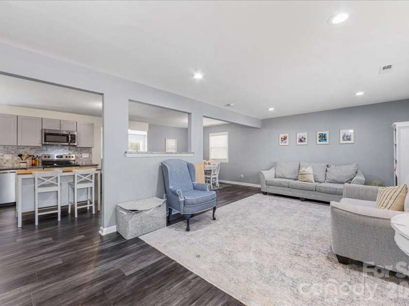 4914 Glenbrier Drive, Charlotte, NC 28212.  MLS# CAR4384998, YatesRealty ID 31554. Very open floor plan