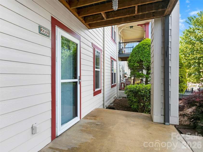 2303 Deermouse Way, Hendersonville, NC 28792.  MLS# CAR4382136, YatesRealty ID 31555. Front Sitting area