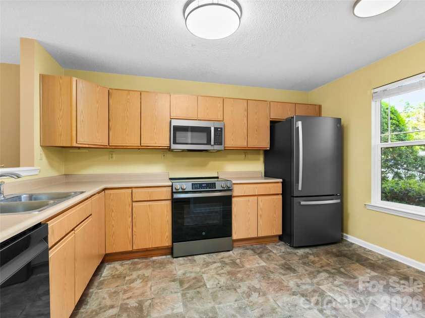 2303 Deermouse Way, Hendersonville, NC 28792.  MLS# CAR4382136, YatesRealty ID 31555. Updated Kitchen Appliances