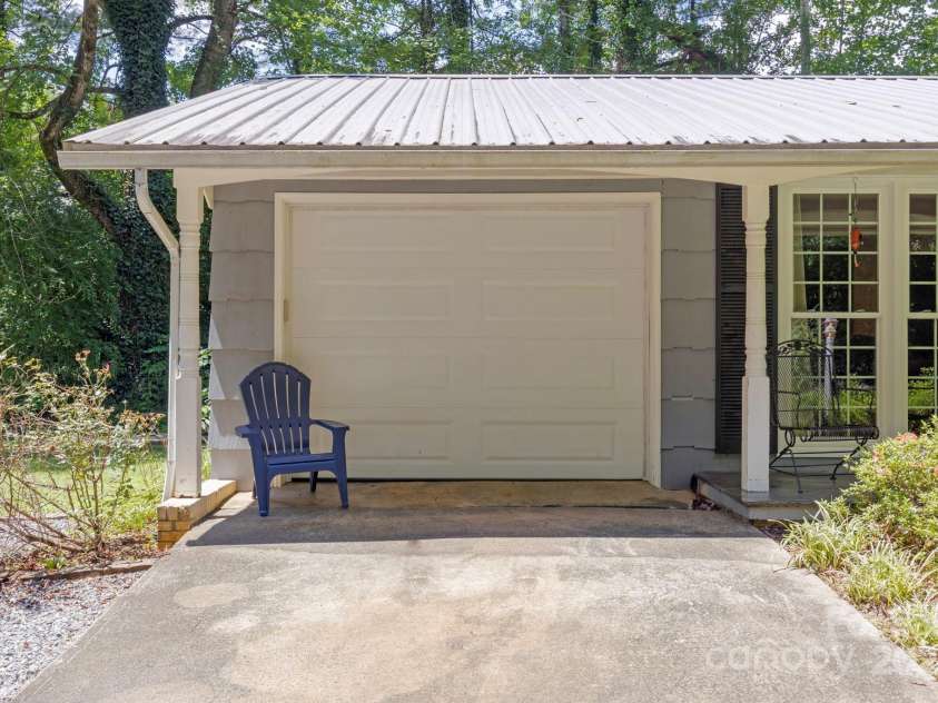 150 Deerwoode Lane, Brevard, NC 28712.  MLS# CAR4257546, YatesRealty ID 31558. Attached Garage