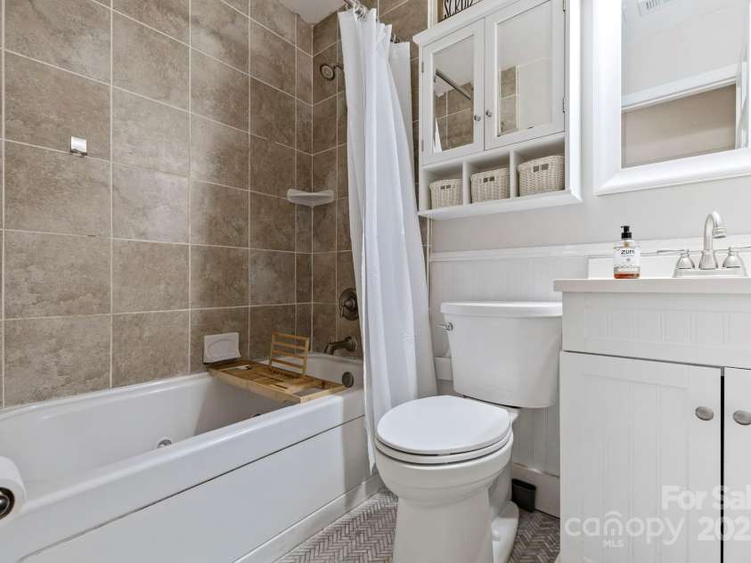 150 Deerwoode Lane, Brevard, NC 28712.  MLS# CAR4257546, YatesRealty ID 31558. Full Bathroom